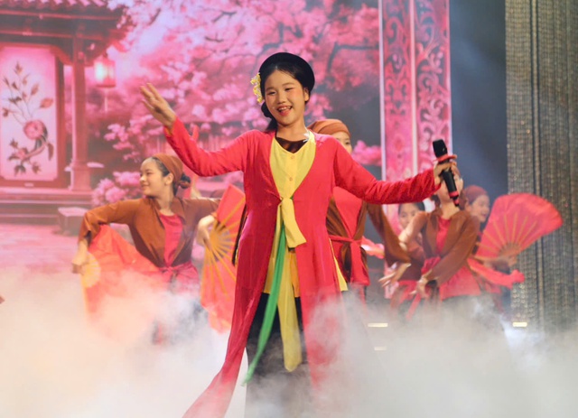 Học sinh 13 tuổi biểu diễn tiết mục cải lương Đ&agrave;o Liễu v&agrave; gi&agrave;nh giải qu&aacute;n qu&acirc;n - Ảnh 1.