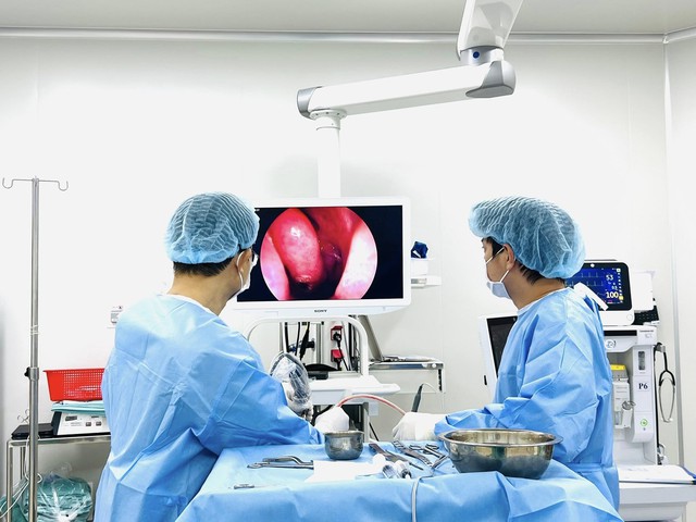 Giải ph&oacute;ng đường thở cho người đ&agrave;n &ocirc;ng nghẹt mũi 5 năm, lệ thuộc thuốc co mạch- Ảnh 3.