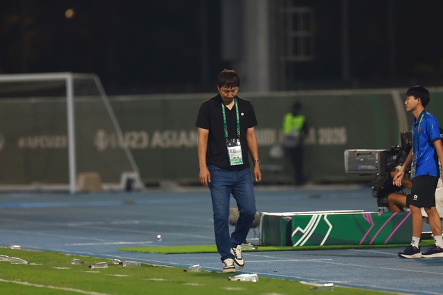 Truyền th&ocirc;ng H&agrave;n Quốc l&yacute; giải khoảnh khắc trầm lặng của HLV Kim Sang-sik sau trận thắng đội b&oacute;ng qu&ecirc; hương- Ảnh 1.