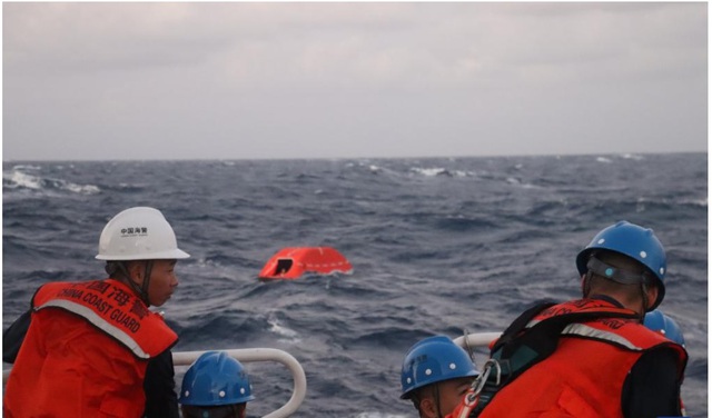 Trung Quốc, Philippines tiến h&agrave;nh cứu hộ t&agrave;u gần b&atilde;i cạn tranh chấp ở Biển Đ&ocirc;ng - Ảnh 1.