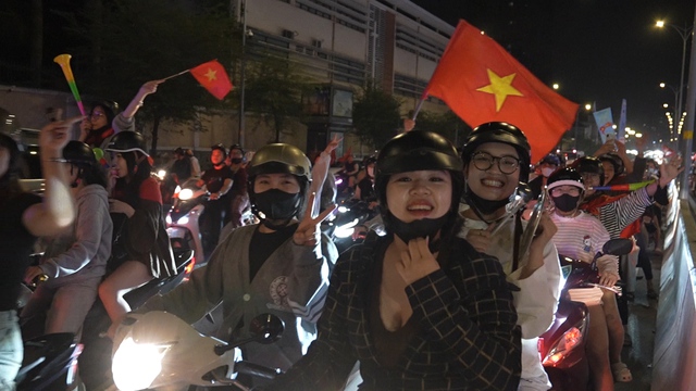 Người h&acirc;m mộ TP.HCM xuống đường &lsquo;đi b&atilde;o&rsquo; mừng U.23 Việt Nam gi&agrave;nh HCĐ ch&acirc;u &Aacute;- Ảnh 6.