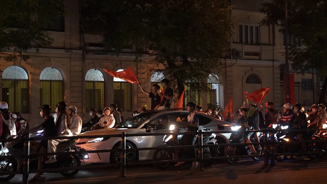 Người h&acirc;m mộ TP.HCM xuống đường &lsquo;đi b&atilde;o&rsquo; mừng U.23 Việt Nam gi&agrave;nh HCĐ ch&acirc;u &Aacute;- Ảnh 1.