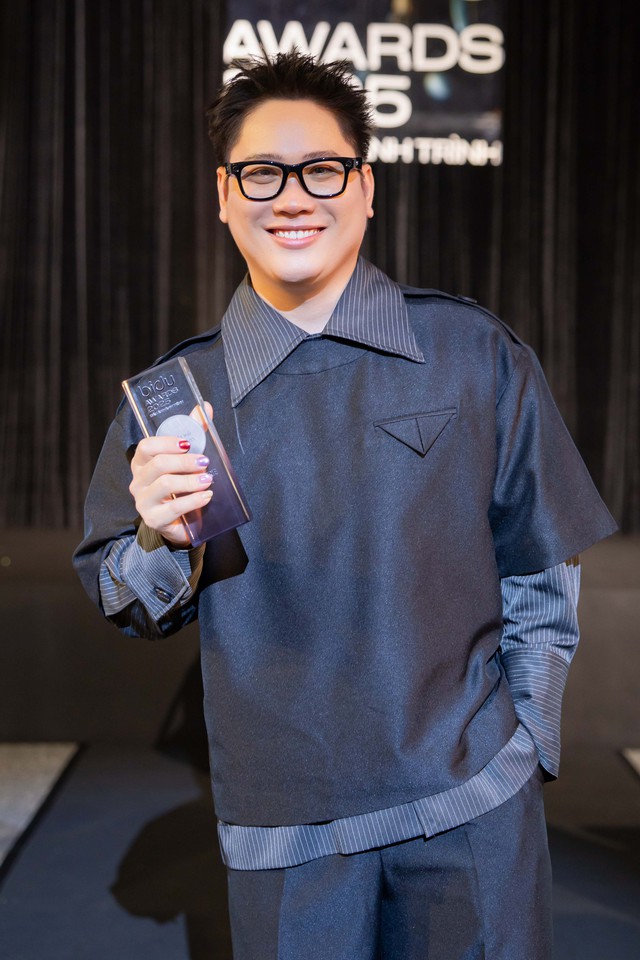 Siêu mẫu Hoàng Thùy, fashionista Harry Nista nổi bật tại giải thưởng thời trang- Ảnh 7.