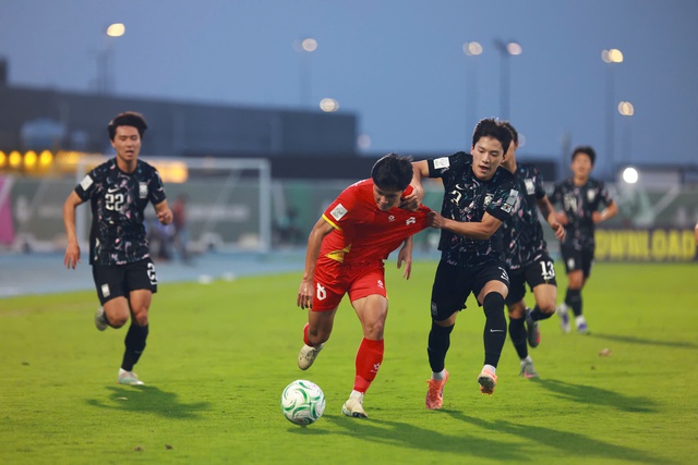 HLV Lee Min-sung cay đắng: 'U.23 Việt Nam thiếu người vẫn thắng, H&agrave;n Quốc kh&ocirc;ng b&igrave;nh tĩnh v&agrave; mắc qu&aacute; nhiều lỗi&rsquo;- Ảnh 1.