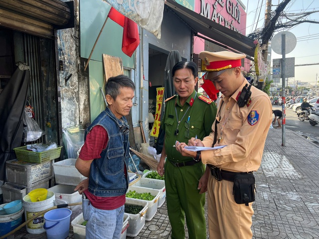 TP.HCM: Xử l&yacute; ki&ecirc;n quyết vi phạm vỉa h&egrave;, l&ograve;ng đường ở nhiều tuyến phố- Ảnh 4.