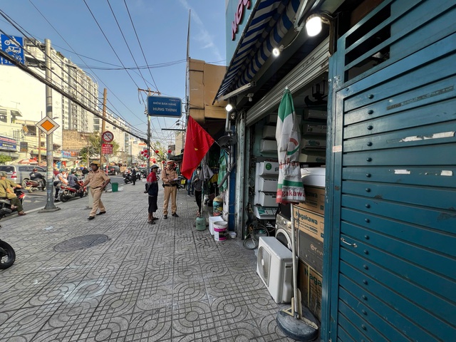 TP.HCM: Xử l&yacute; ki&ecirc;n quyết vi phạm vỉa h&egrave;, l&ograve;ng đường ở nhiều tuyến phố- Ảnh 5.