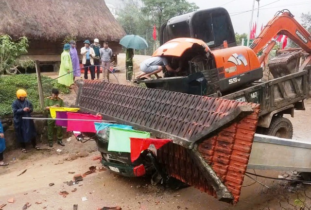 Đ&agrave; Nẵng: Xe tải "c&otilde;ng" xe m&uacute;c l&agrave;m sập cổng ch&agrave;o, 2 người tử vong tại chỗ - Ảnh 1.