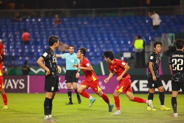 Nh&agrave; b&aacute;o H&agrave;n Quốc chua ch&aacute;t: 'U.23 Việt Nam gi&aacute;ng đ&ograve;n mạnh v&agrave;o niềm ki&ecirc;u h&atilde;nh của ch&uacute;ng ta'- Ảnh 2.