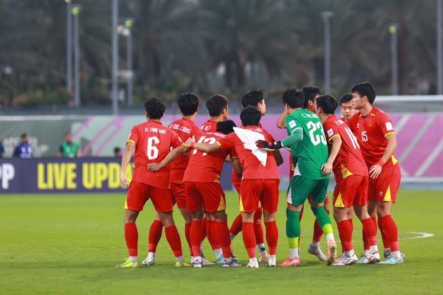 Đ&igrave;nh Bắc va chạm ở v&ograve;ng cấm, trọng t&agrave;i 'quay xe' x&oacute;a phạt đền cho U.23 Việt Nam: Tại sao?- Ảnh 3.