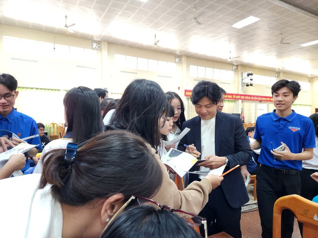 Nhạc sĩ Nguyễn Văn Chung: 'Mẹ th&iacute;ch t&ocirc;i thi B&aacute;ch khoa, nhưng...' - Ảnh 3.