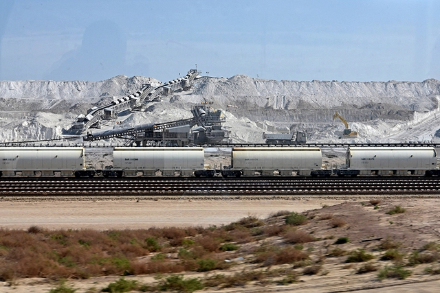 Ả Rập X&ecirc; &Uacute;t tham vọng 'h&oacute;a rồng' từ đất hiếm - Ảnh 1.