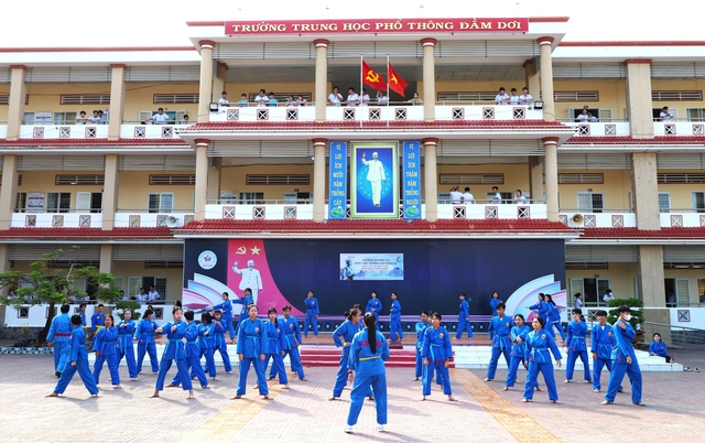 Một buổi học không bảng phấn đang giữ học sinh Trường THPT Đầm Dơi - Ảnh 4.