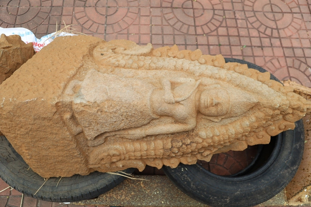 C&ocirc;ng nh&acirc;n ph&aacute;t hiện 2 ph&ugrave; đi&ecirc;u Champa tại th&aacute;p Dương Long- Ảnh 1.