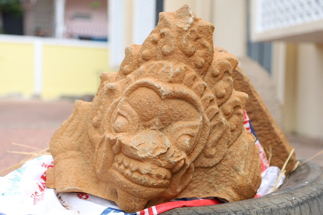 C&ocirc;ng nh&acirc;n ph&aacute;t hiện 2 ph&ugrave; đi&ecirc;u Champa tại th&aacute;p Dương Long- Ảnh 2.