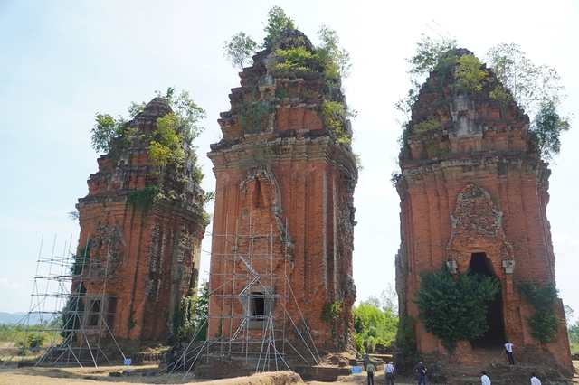 C&ocirc;ng nh&acirc;n ph&aacute;t hiện 2 ph&ugrave; đi&ecirc;u Champa tại th&aacute;p Dương Long- Ảnh 3.