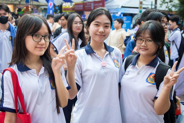 H&agrave;ng ng&agrave;n học sinh vượt trăm c&acirc;y số tham gia ng&agrave;y hội Tư vấn m&ugrave;a thi 2025 - Ảnh 1.