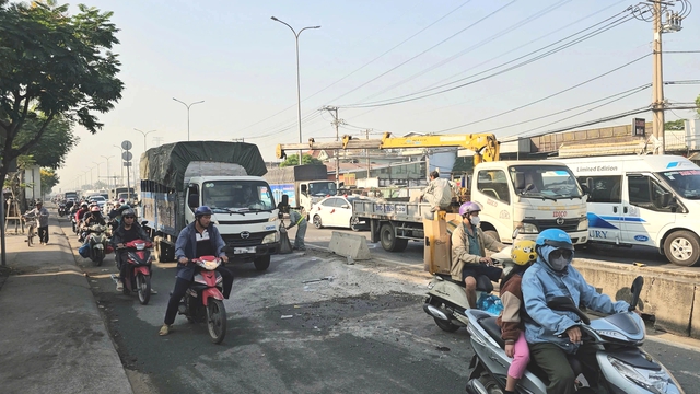 Xe tải tông dải phân cách đường Lê Đức Anh, giao thông cửa ngõ TP.HCM ùn ứ - Ảnh 4.