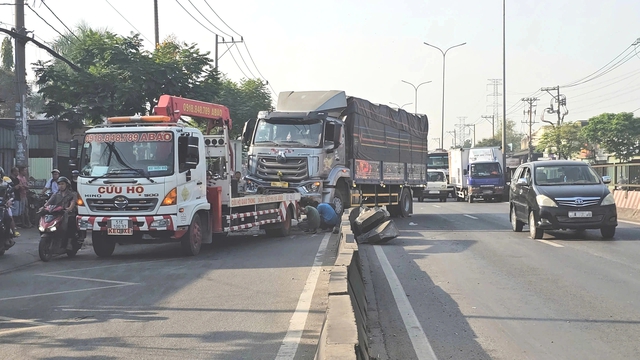 Xe tải tông dải phân cách đường Lê Đức Anh, giao thông cửa ngõ TP.HCM ùn ứ - Ảnh 1.