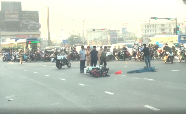 Tai nạn xe m&aacute;y, cửa ng&otilde; v&agrave;o trung t&acirc;m TP.HCM kẹt xe nghi&ecirc;m trọng- Ảnh 1.