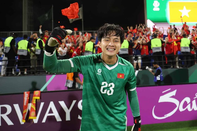 U.23 Việt Nam về nước trong đ&ecirc;m, Hiểu Minh được hỗ trợ xe lăn tại s&acirc;n bay - Ảnh 6.