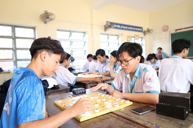 Một buổi học không bảng phấn đang giữ học sinh Trường THPT Đầm Dơi - Ảnh 3.