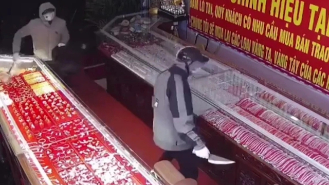 Truy bắt các nghi phạm cầm dao bầu cướp tiệm vàng - Ảnh 1.
