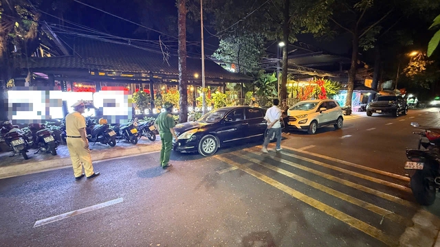 Đỗ xe m&aacute;y tr&ecirc;n vỉa h&egrave;: CSGT TP.HCM ghi h&igrave;nh phạt nguội gần 100 trường hợp - Ảnh 3.