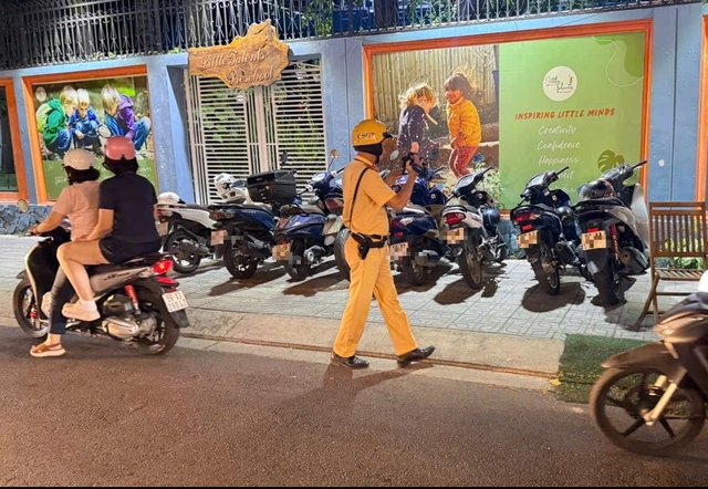 Đỗ xe m&aacute;y tr&ecirc;n vỉa h&egrave;: CSGT TP.HCM ghi h&igrave;nh phạt nguội gần 100 trường hợp - Ảnh 1.