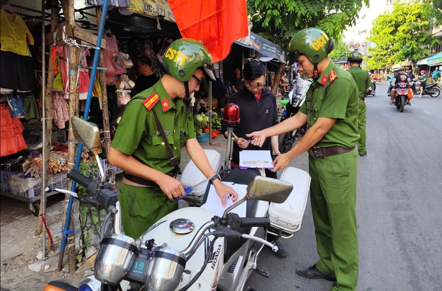 Đỗ xe m&aacute;y tr&ecirc;n vỉa h&egrave;: CSGT TP.HCM ghi h&igrave;nh phạt nguội gần 100 trường hợp - Ảnh 4.