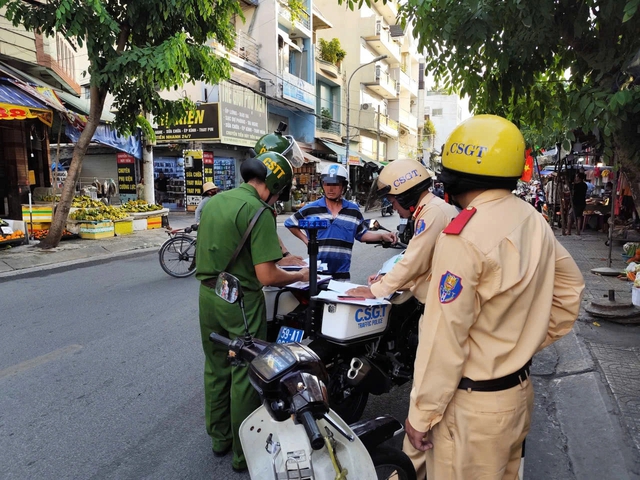 Đỗ xe m&aacute;y tr&ecirc;n vỉa h&egrave;: CSGT TP.HCM ghi h&igrave;nh phạt nguội gần 100 trường hợp - Ảnh 5.