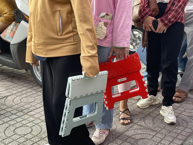 Đi mua v&agrave;ng thời gi&aacute; đỉnh... - Ảnh 2.