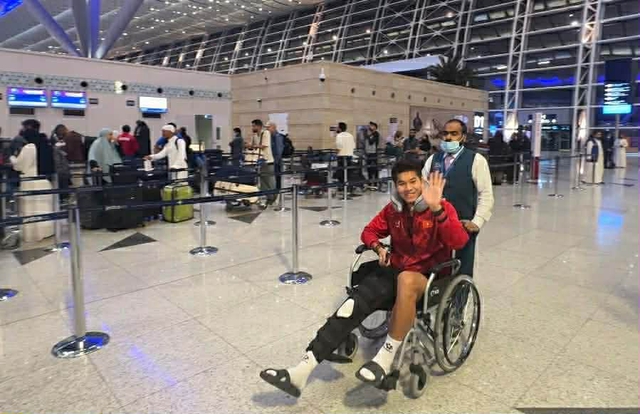 U.23 Việt Nam về nước trong đ&ecirc;m, Hiểu Minh được hỗ trợ xe lăn tại s&acirc;n bay - Ảnh 5.