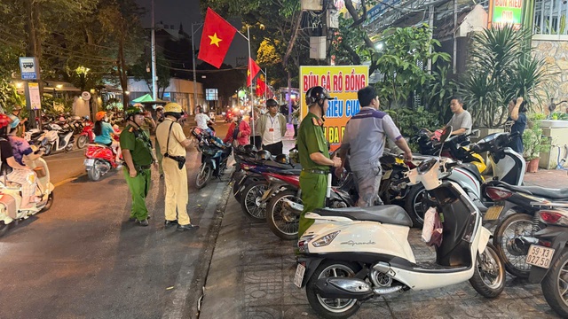 Đỗ xe m&aacute;y tr&ecirc;n vỉa h&egrave;: CSGT TP.HCM ghi h&igrave;nh phạt nguội gần 100 trường hợp - Ảnh 2.