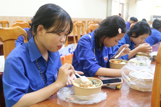 'Em kh&ocirc;ng nghĩ đi Tư vấn m&ugrave;a thi lại được lo cả cơm ăn, nước uống' - Ảnh 5.