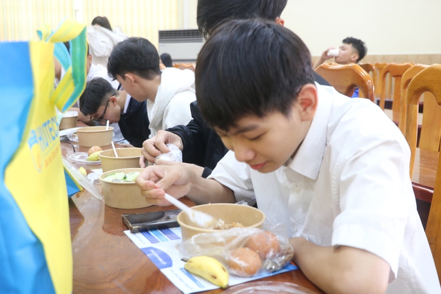 'Em kh&ocirc;ng nghĩ đi Tư vấn m&ugrave;a thi lại được lo cả cơm ăn, nước uống' - Ảnh 3.