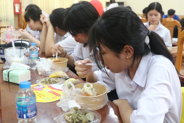 'Em kh&ocirc;ng nghĩ đi Tư vấn m&ugrave;a thi lại được lo cả cơm ăn, nước uống' - Ảnh 8.