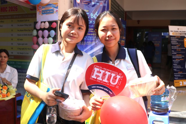 'Em kh&ocirc;ng nghĩ đi Tư vấn m&ugrave;a thi lại được lo cả cơm ăn, nước uống' - Ảnh 7.