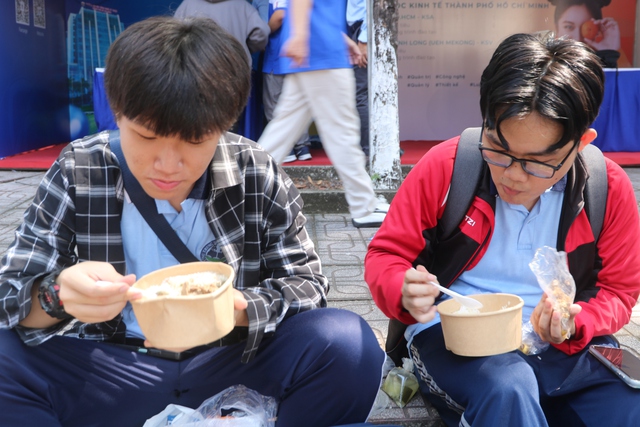 'Em kh&ocirc;ng nghĩ đi Tư vấn m&ugrave;a thi lại được lo cả cơm ăn, nước uống' - Ảnh 4.