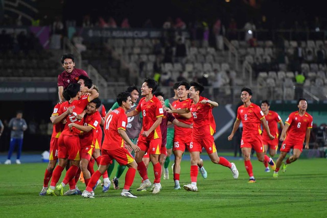 U.23 Việt Nam về nước trong đ&ecirc;m, Hiểu Minh được hỗ trợ xe lăn tại s&acirc;n bay - Ảnh 3.