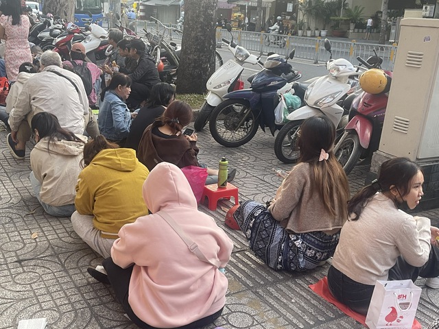 Đi mua v&agrave;ng thời gi&aacute; đỉnh... - Ảnh 3.