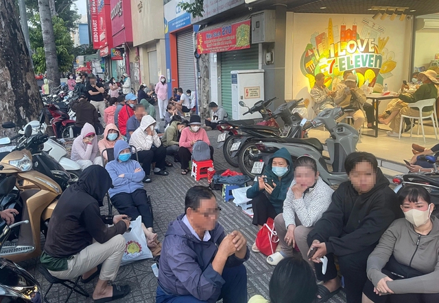 Đi mua v&agrave;ng thời gi&aacute; đỉnh... - Ảnh 1.