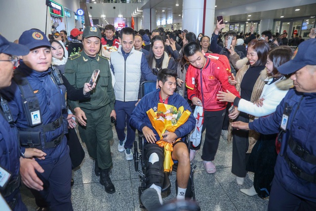 Hiểu Minh lần đầu h&eacute; lộ l&yacute; do chấn thương, nhập viện ngay trong đ&ecirc;m: L&ecirc;n b&agrave;n mổ ng&agrave;y n&agrave;o?- Ảnh 2.