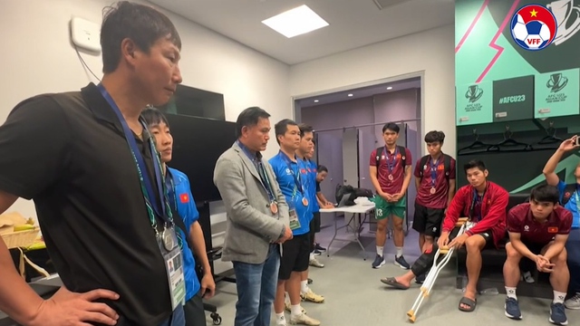 Trưởng đo&agrave;n dặn d&ograve; cực hay U.23 Việt Nam: 'C&aacute;c gi&aacute; trị ảo n&acirc;ng m&igrave;nh l&ecirc;n được th&igrave; cũng v&ugrave;i dập m&igrave;nh được'- Ảnh 1.