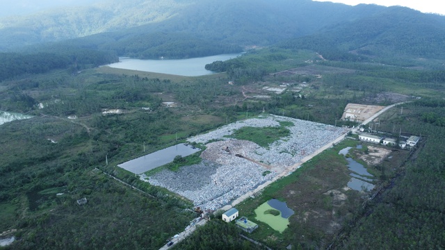 Khu xử l&yacute; r&aacute;c thải qu&aacute; tải, d&acirc;n bị ruồi nhặng 'tấn c&ocirc;ng': Ngừng tiếp nhận r&aacute;c- Ảnh 2.