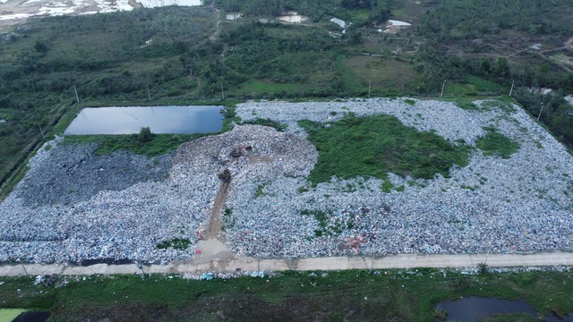 Khu xử l&yacute; r&aacute;c thải qu&aacute; tải, d&acirc;n bị ruồi nhặng 'tấn c&ocirc;ng': Ngừng tiếp nhận r&aacute;c- Ảnh 1.