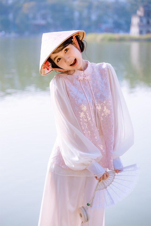 Thời trang đường phố lên ngôi mỗi dịp lễ, cuối tuần- Ảnh 1.