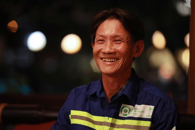 Mưu sinh xuyên đêm ở TP.HCM khi tết cận kề: Nỗi day dứt của người cha nghèo- Ảnh 1. Mưu sinh xuyên đêm ở TP.HCM khi tết cận kề: Nỗi day dứt của người cha nghèo- Ảnh 1.