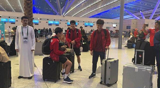 Trực tiếp: Ch&agrave;o đ&oacute;n những người h&ugrave;ng U.23 Việt Nam trở về - Ảnh 1.