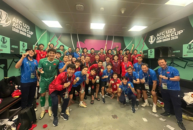 Trực tiếp: Ch&agrave;o đ&oacute;n những người h&ugrave;ng U.23 Việt Nam trở về - Ảnh 2.