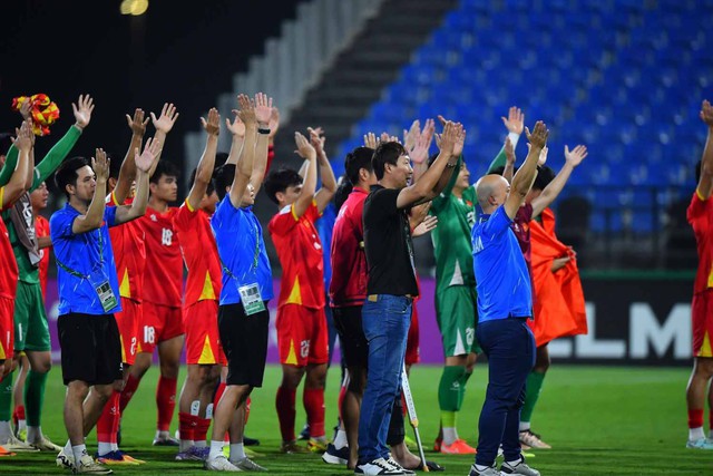 U.23 Việt Nam về nước trong đ&ecirc;m, Hiểu Minh được hỗ trợ xe lăn tại s&acirc;n bay - Ảnh 4.